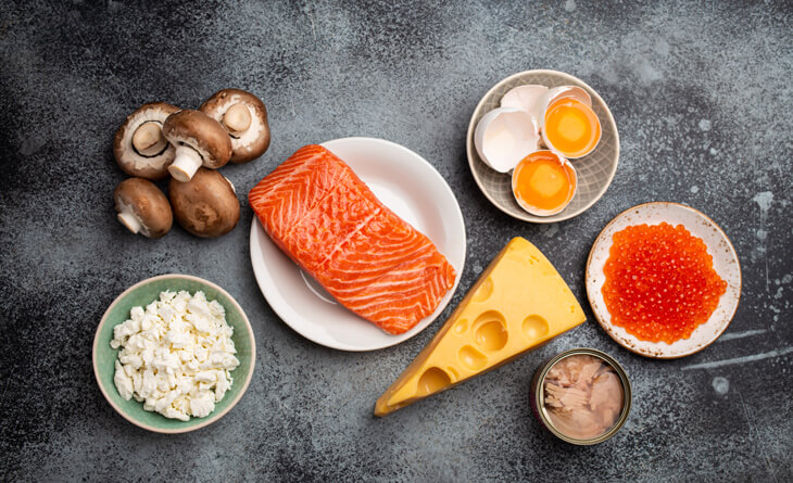 Cogumelos, salmão, queijo, ovos, atum e alimentos com vitamina D.