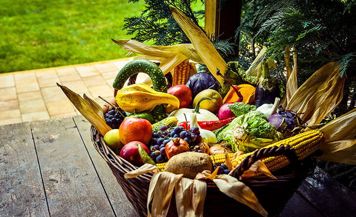 Cesta de frutas e verduras.