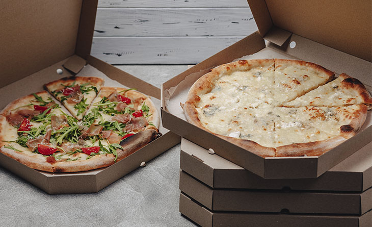 Pizzas em caixa de pizza.