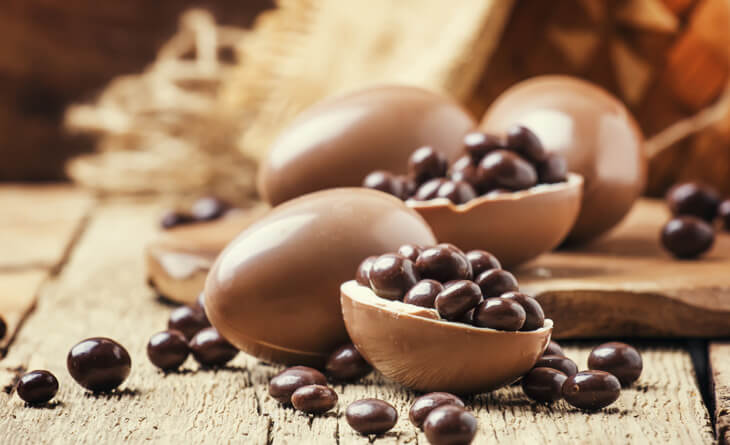 mini ovos de chocolate ao leite com confeitos surpresa.