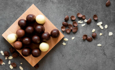 Trufas de chocolate ao leite, meio amargo e branco.