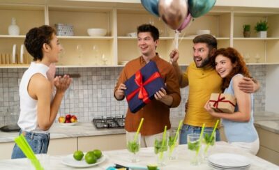 Mulher recebendo amigos num chá de panela.