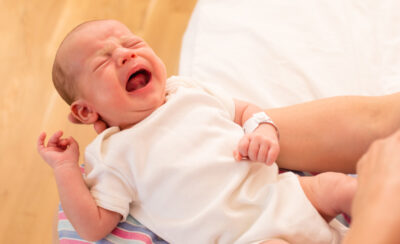 Como aliviar a cólica em recém-nascido? Conheça técnicas eficientes