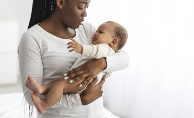 Como aliviar a cólica em recém-nascido? Conheça técnicas eficientes
