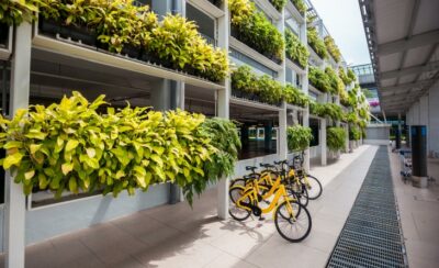 Lateral de um prédio com plantas.