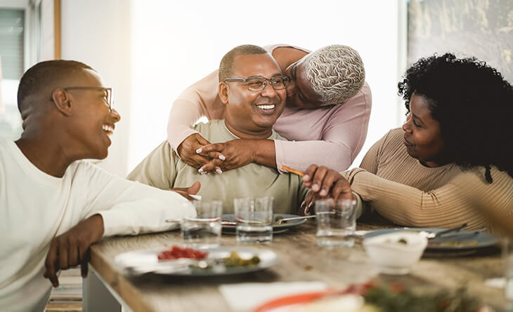 família no almoço do dia dos pais reunida na mesa.