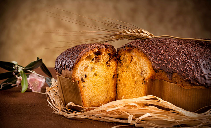 Colomba pascal com cobertura de chocolate fatiada.