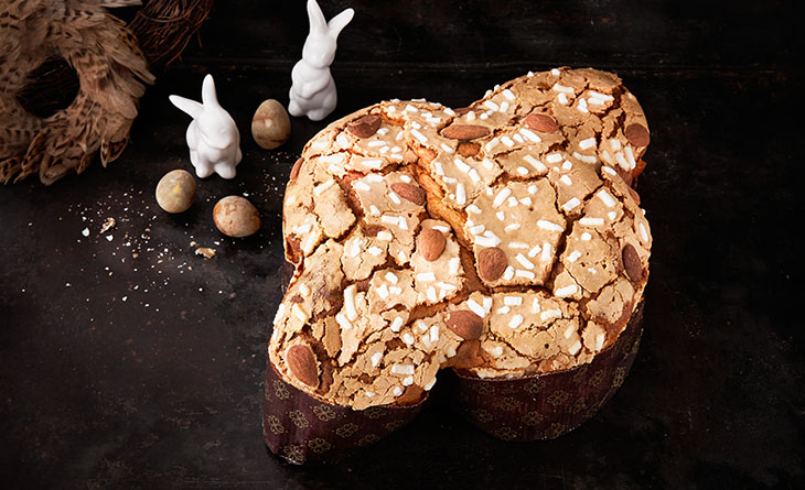 Colomba pascal com amêndoas em cima.