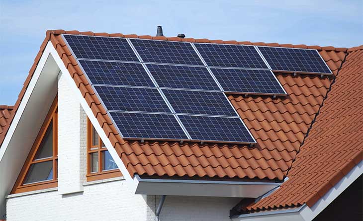 Painel de energia solar no telhado de uma casa.