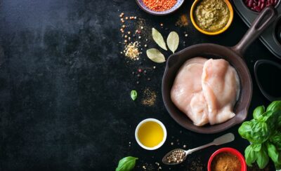 Frango e ingredientes para temperar