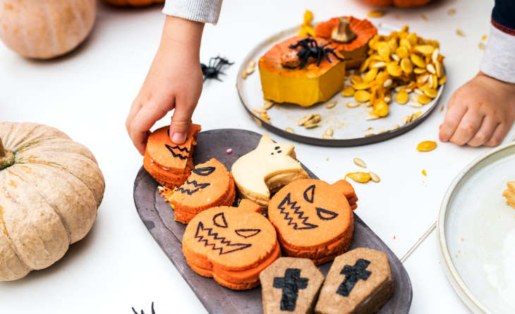 mesa posta com comidas de halloween