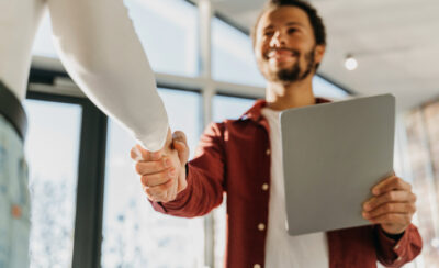 cumprimeno de mão representando como abrir um mei