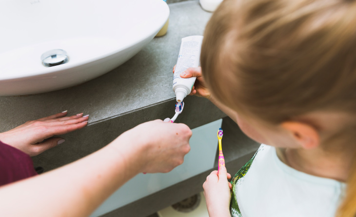 como escovar dentes de bebe interna