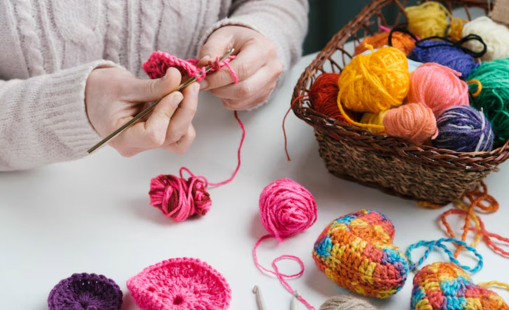 mãos femininas fazendo croche para representar como vender artesanato pela internet