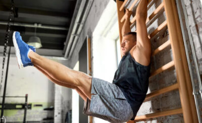 homem praticando exercício de calistenia