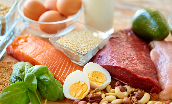 Alimentos ricos em proteína lado a lado, como ovos, salmão e carne vermelha.