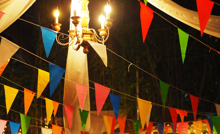 Bandeirinhas de festa junina na decoração noturna. 