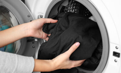 Como lavar roupa preta? Aprenda a evitar manchas e desbotamento