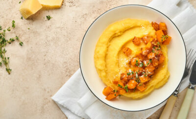 Confira uma receita deliciosa de polenta cremosa com frango