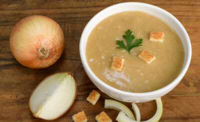 Aprenda a fazer sopa de cebola de um jeito rápido e prático