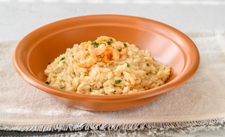 Prato com risoto de camarão.