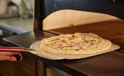 Pizza indo para o forno.