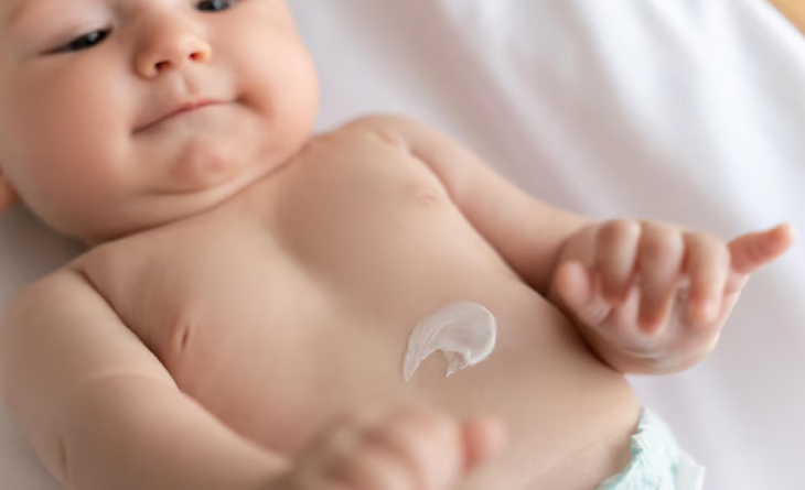 bebê com pomada na barriga