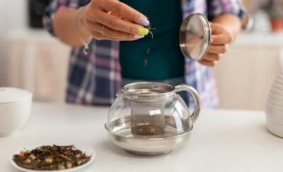 pessoa preparando chá