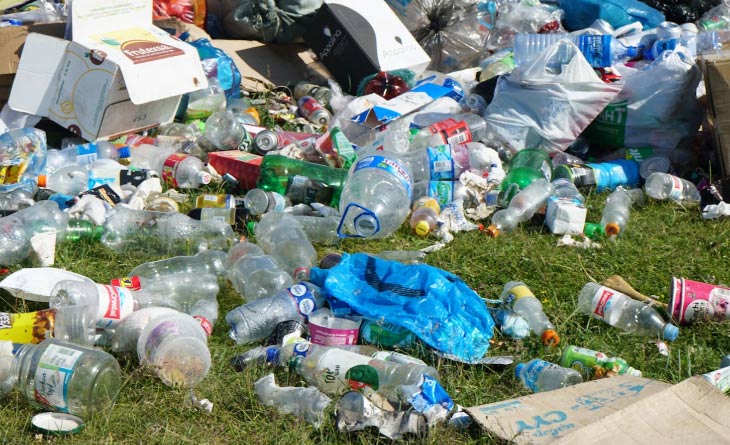 Pilha de lixos recicláveis.