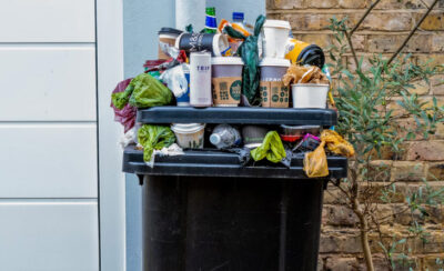 Lixeira com itens recicláveis.