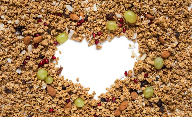 granola sobre fundo branco em formato de coração