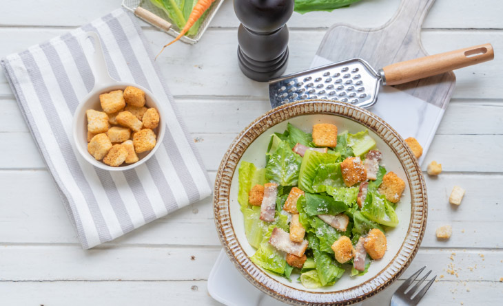 ingredientes salada caesar: alface, frango e croutons