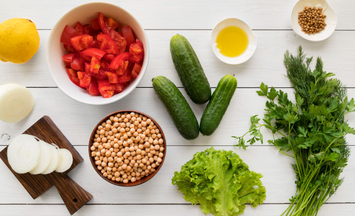 ingredientes salada de grão de bico: tomate, pepino, salsa, cebola, azeite e grão de bico