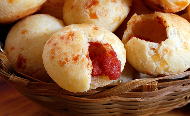 pão de queijo recheado goiabada