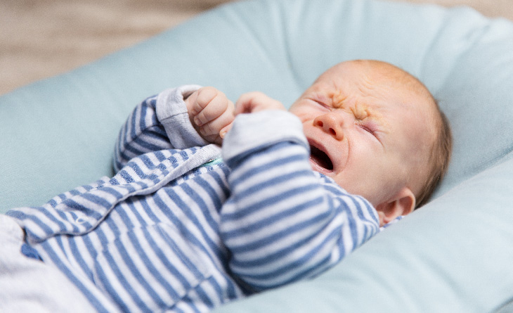 choro do bebê em almofada