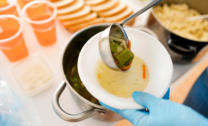 mão servindo caldo para representar como fazer caldos para vender