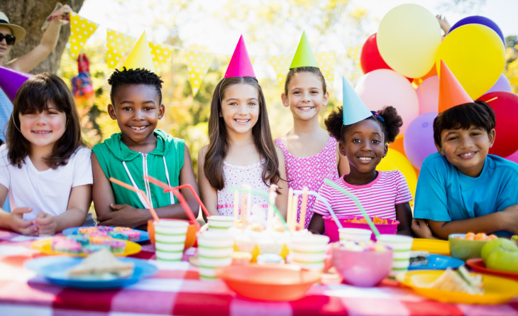 crianças em festa para representar lista de comprar para aniversário infantil