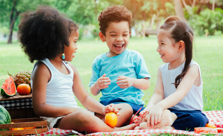 crianças em parque com alimentação para o crescimento infantil