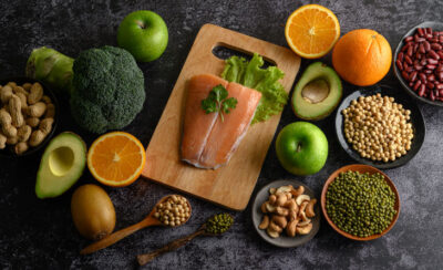 Vista de cima de alimentos que ajudam a dormir