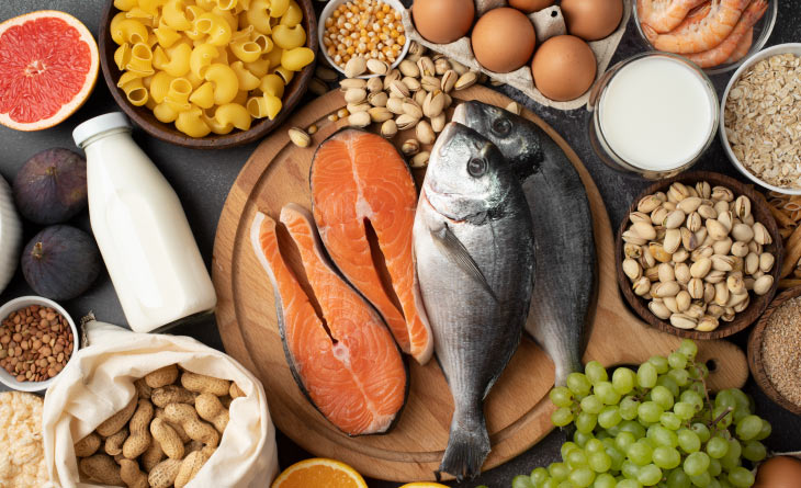 mesa vista de cima com diversos alimentos ricos em vitamina D