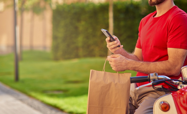 mulher com sacolas representando como abrir uma loja no ifood