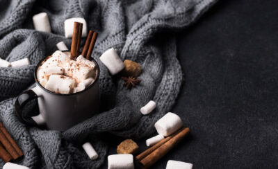 xícara de chocolate quente representando receitas de inverno rápidas