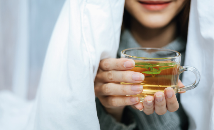 mulher segurando xícara de chás que ajudam a dormir