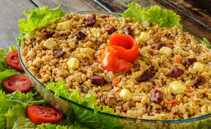 Travessa de vidro com baião de dois.