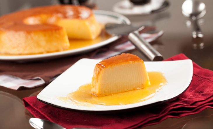 Fatia de pudim de leite condensado.