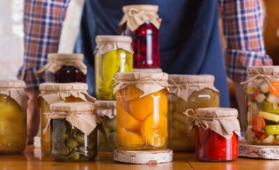 Potes de vidros com alimentos a serem conservados.