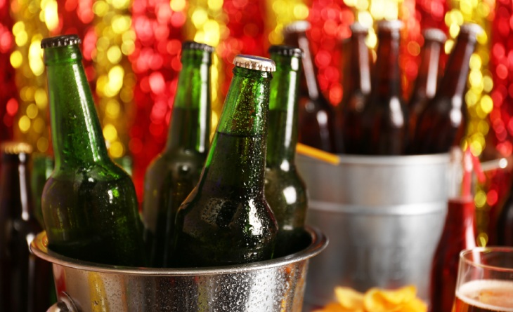 Baldes com cervejas.