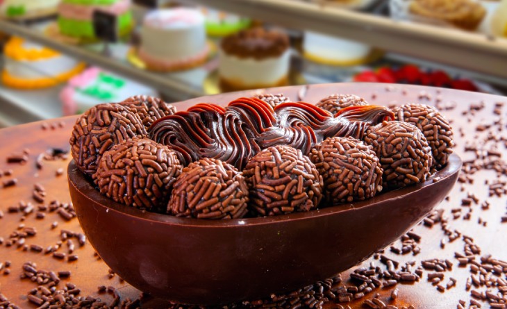Ovo de páscoa de chocolate recheado e decorado com brigadeiros enrolados.