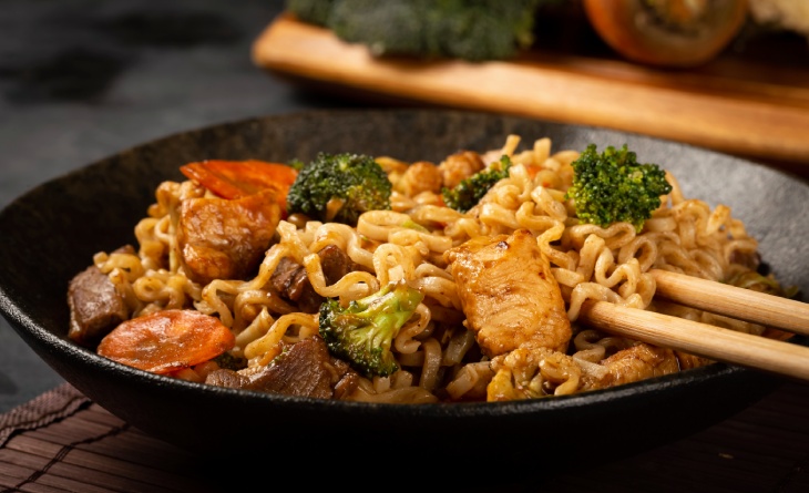 Bowl com yakisoba e hashi.