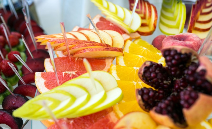 Frutas fatiadas, com espetos de plástico para o consumo.
